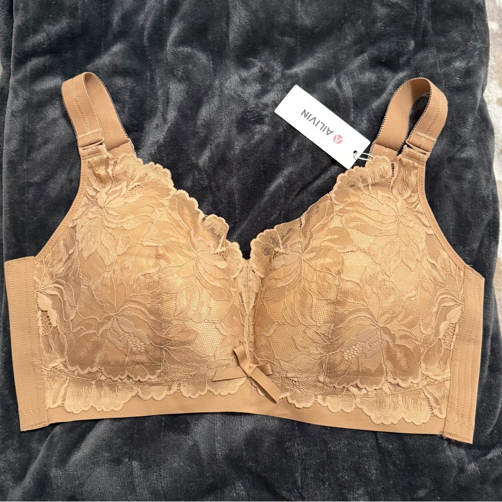 MAKE ME AN OFFER!!!  Women's Floral Lace Bra - Tan